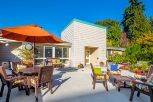 An outdoor patio at Covenant Living at the Shores